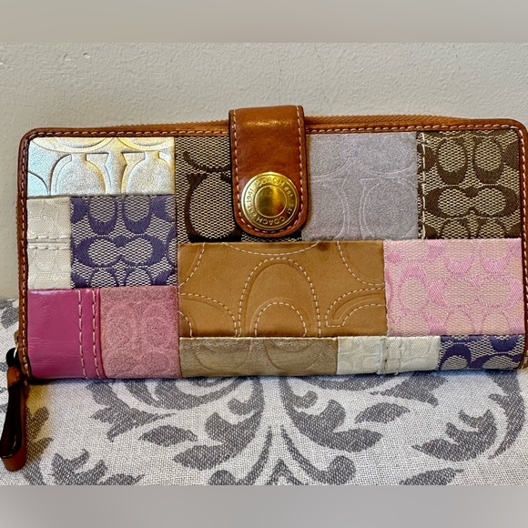 Beautiful Coach Tote Purse WITH Matching Wallet - Picture 12 of 15